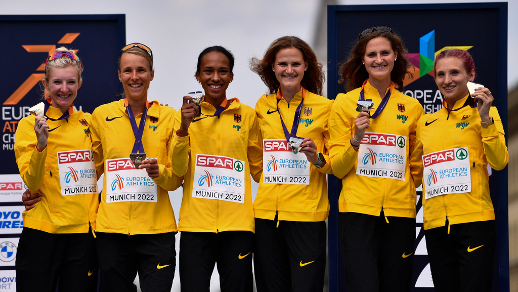Die Siegerinnen in der Mannschaftswertung: Katharina Steinbruck (l-r), Domenika Mayer (Regensburg), Miriam Dattke (Regensburg), Deborah Schöneborn, Rabea Schöneborn und Kristina Hendel.