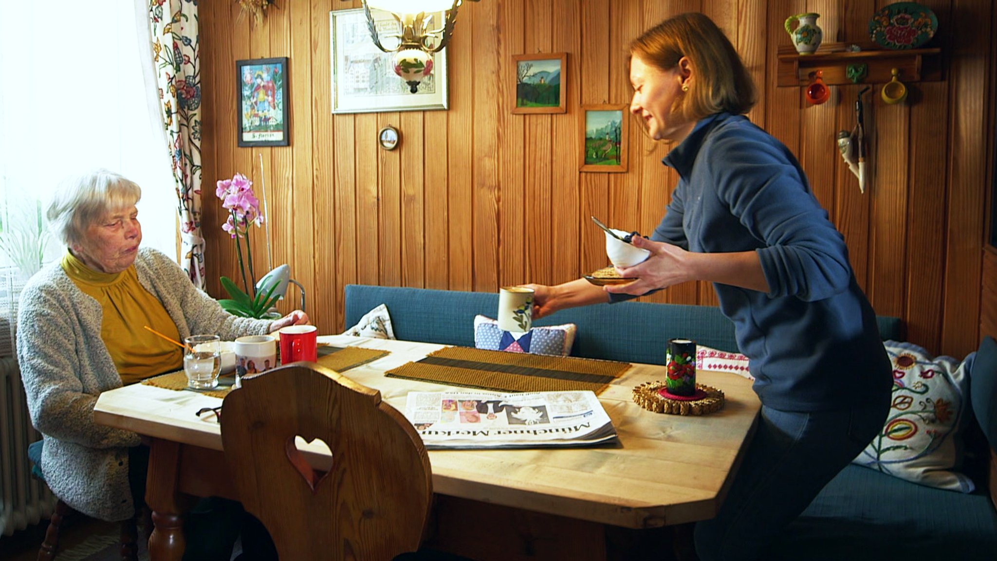 Katja (rechts) wohnt bei Eva (links). Das Alt-Jung-Tandem hilft sich gegenseitig: Gratis Wohnen im großen Haus von Eva im Tausch gegen Hilfe im Haushalt durch Katja.