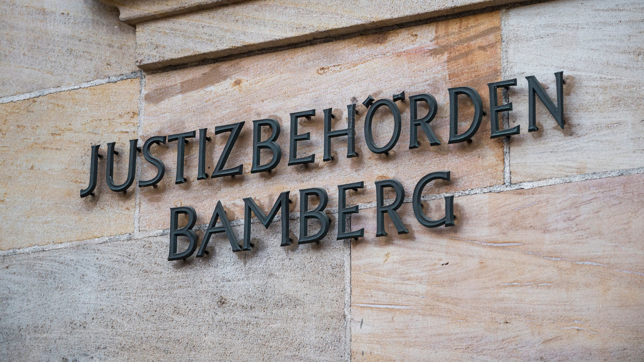 An der Fassade eines Gebäudes steht "Justizbehörden Bamberg".