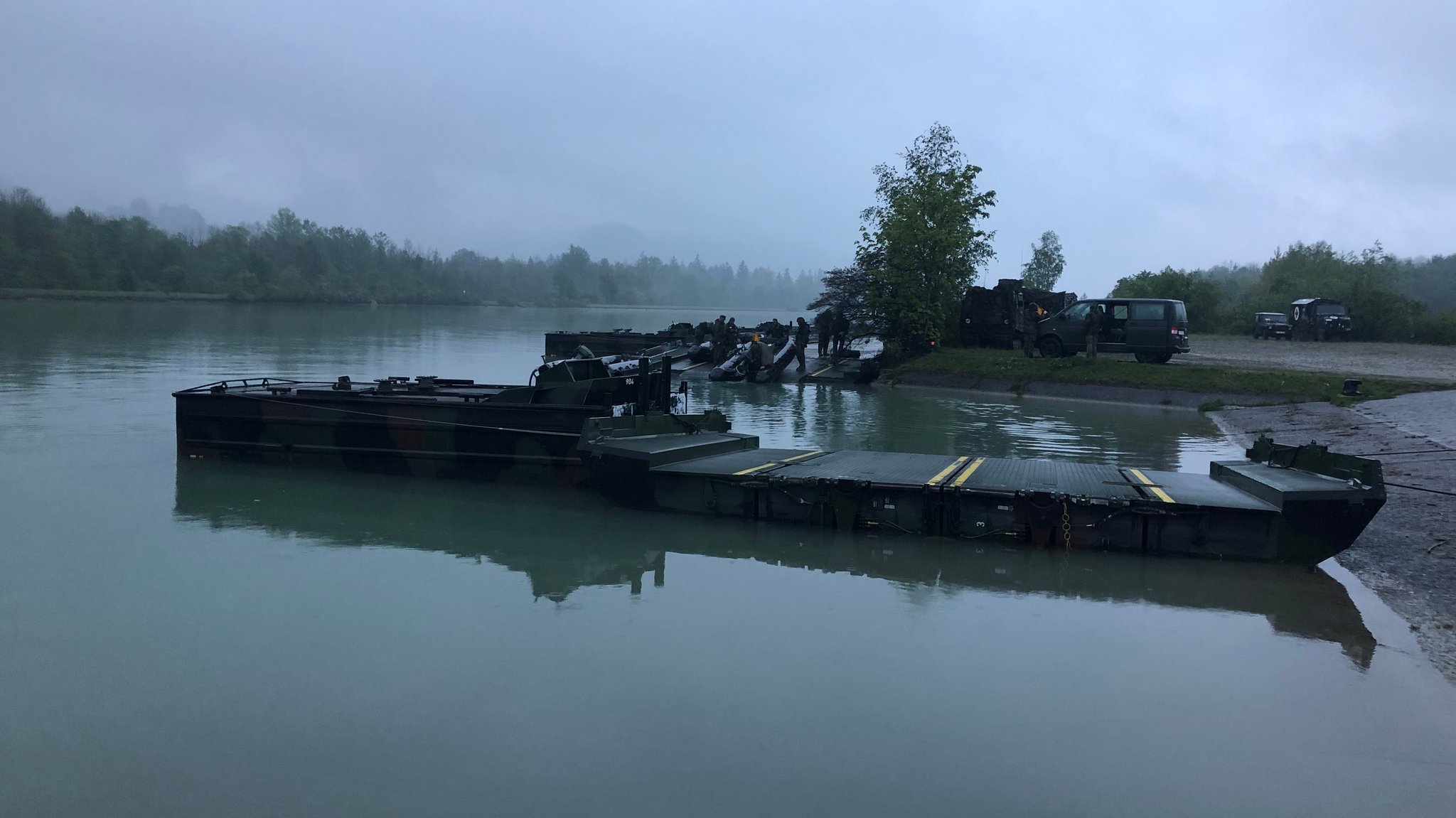 Erste Teile der Faltschwimmbrücke zur Innüberquerung bei Flintsbach