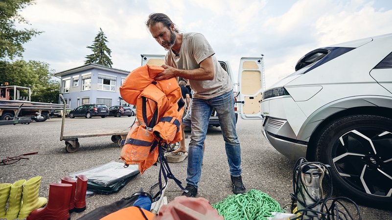 Ein Mann sortiert Hilfsgüter für die Regensburger Hilfsorganisation SpaceEye
