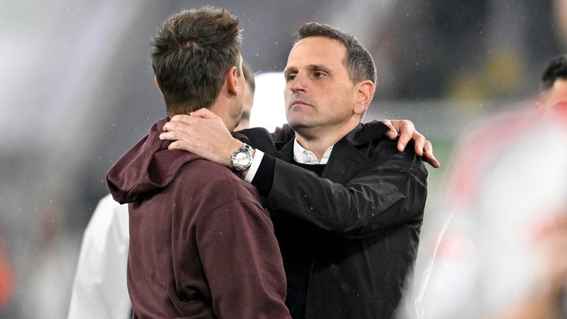 Arbeiten weiter zusammen: Sportvorstand Joti Chatzialexiou (rechts) und sein Trainer Miroslav Klose. | Bild: picture-alliance / dpa Arbeiten weiter zusammen: Sportvorstand Joti Chatzialexiou (rechts) und sein Trainer Miroslav Klose.