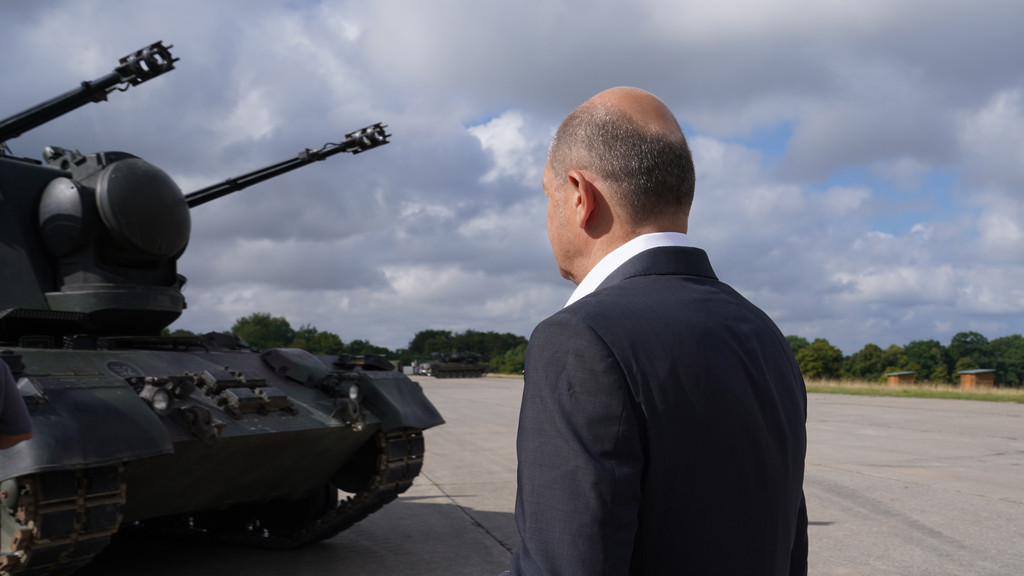 Bundeskanzler Olaf Scholz steht vor einem Gepard-Panzer (Archivbild)