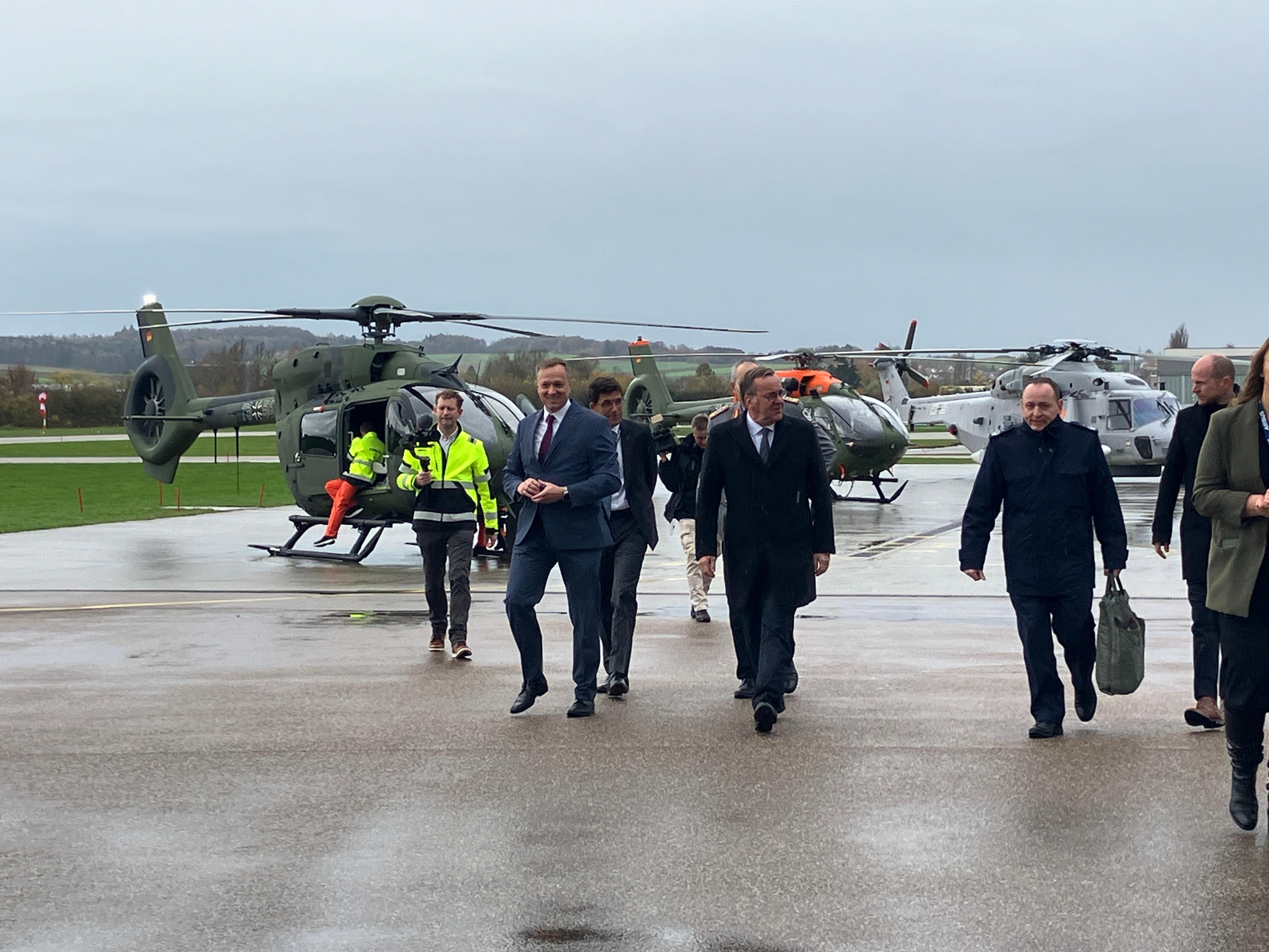 Bundesverteidigungsminister Boris Pistorius nach seinem Rundflug mit dem neuen H145M-Hubschrauber der Bundeswehr.