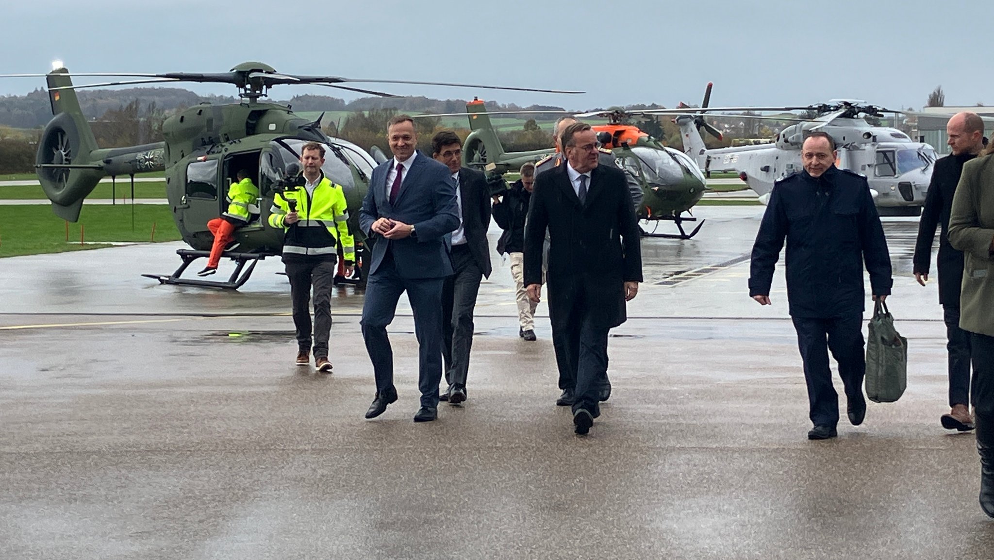 Bundesverteidigungsminister Boris Pistorius nach seinem Rundflug mit dem neuen H145M-Hubschrauber der Bundeswehr.