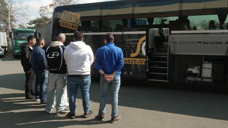 Mehrere Männer stehen vor einem Reisebus | Bild: BR/ Julia Demel Mehrere Männer stehen vor einem Reisebus