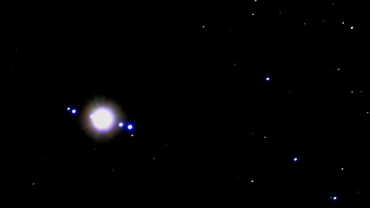 Jupiter, der größte Planet im Sonnensystem am Sternenhimmel. Die vier größten Monde  Io, Europa, Ganymed und Callisto sind im  Teleskop deutlich sichtbar.
