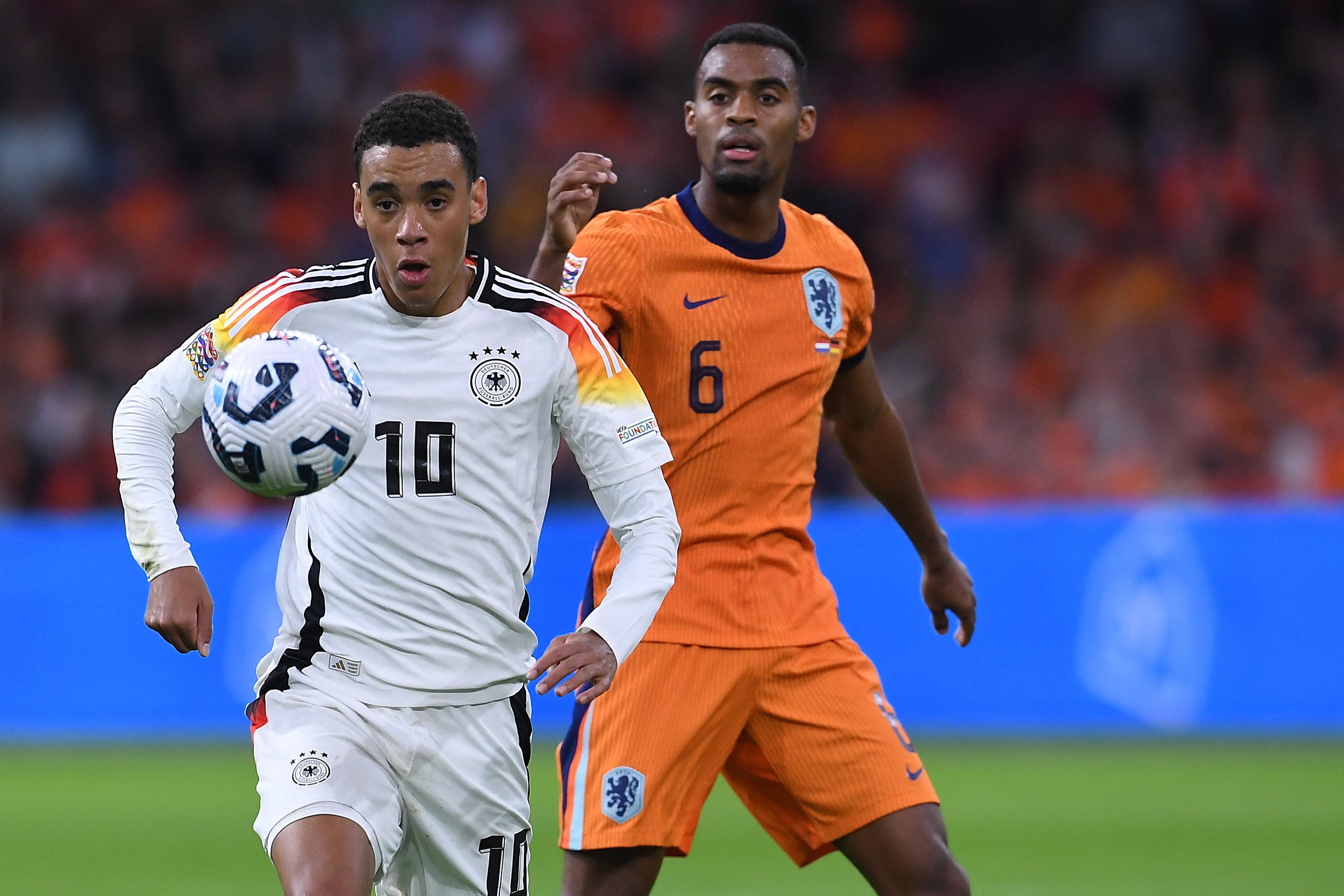 Jamal Musiala (l.) und Ryan Gravenberch in der Nations-League-Partie Niederlande - Deutschland