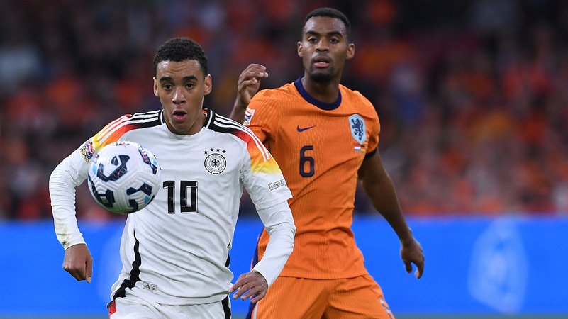 Jamal Musiala (l.) und Ryan Gravenberch in der Nations-League-Partie Niederlande - Deutschland | Bild: picture-alliance/dpa Jamal Musiala (l.) und Ryan Gravenberch in der Nations-League-Partie Niederlande - Deutschland