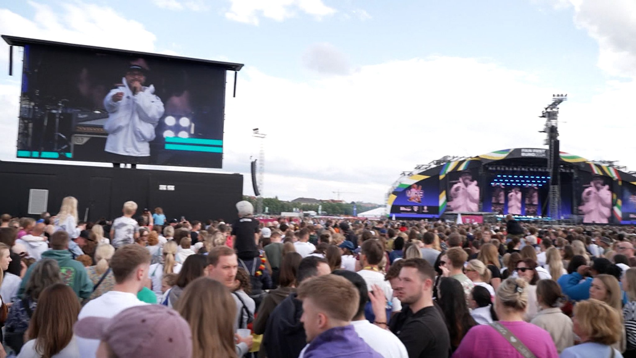 Mark Forster auf der Bühne, davor Fans