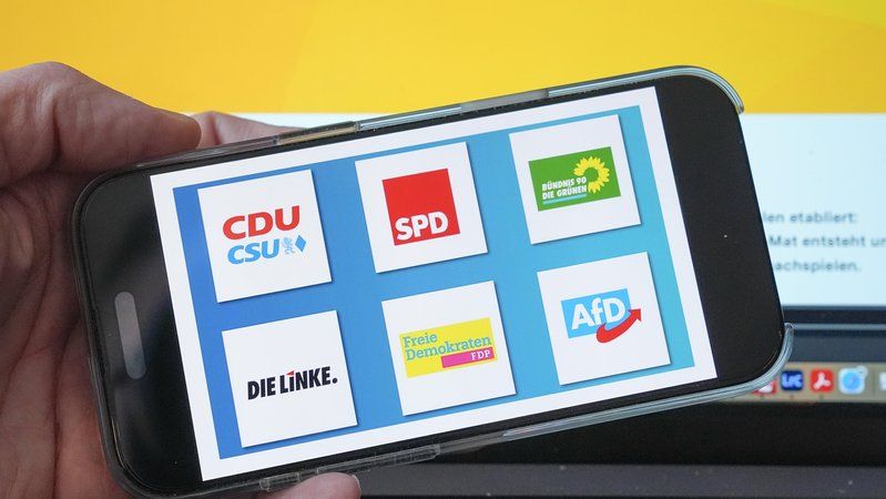 Partei-Logo auf Smartphone | Bild: Picture Alliance Partei-Logo auf Smartphone
