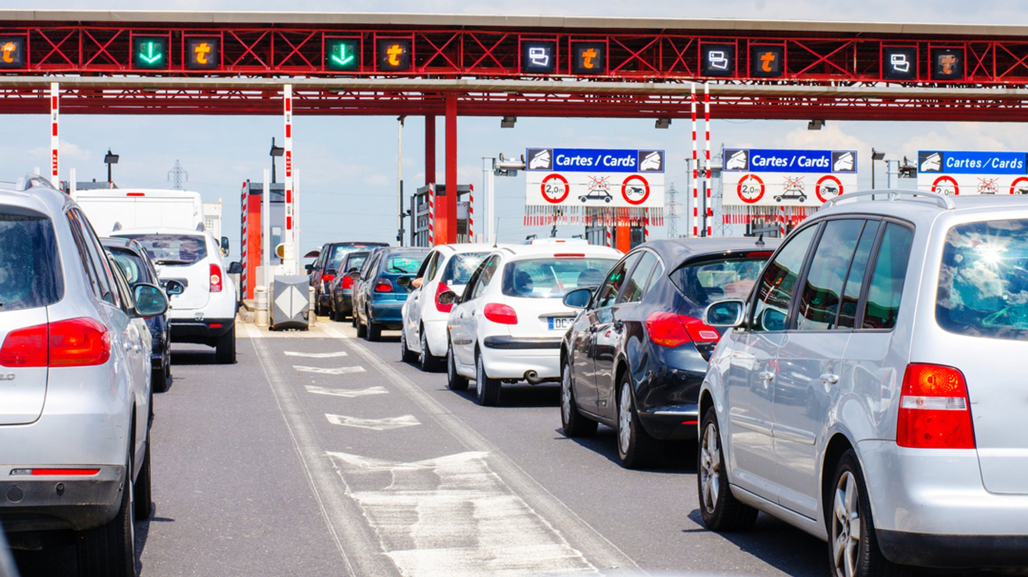 Autos warten an einem Grenzübergang.