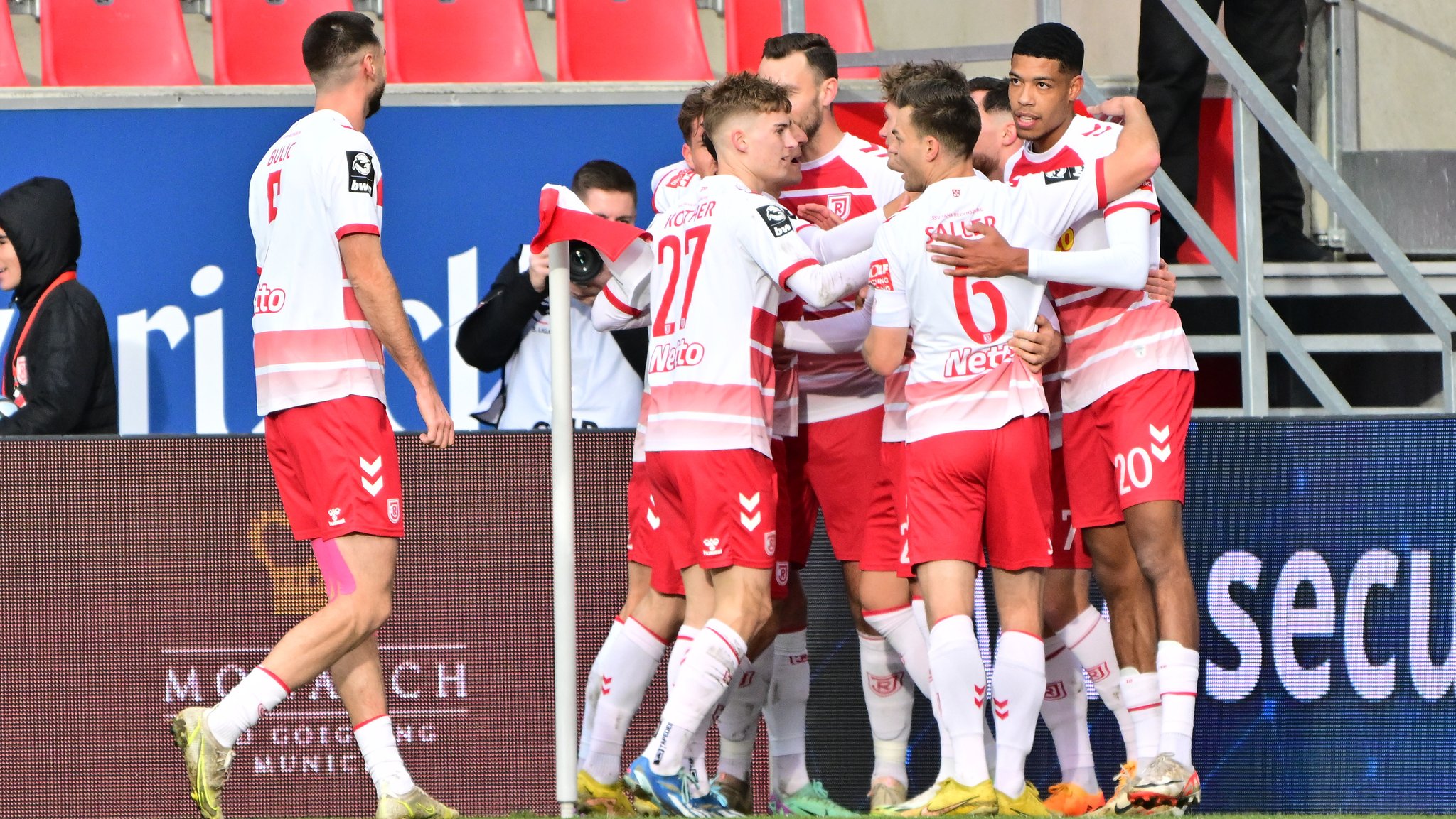 Jahn Regensburg beim Torjubel auf dem Fußballfeld.