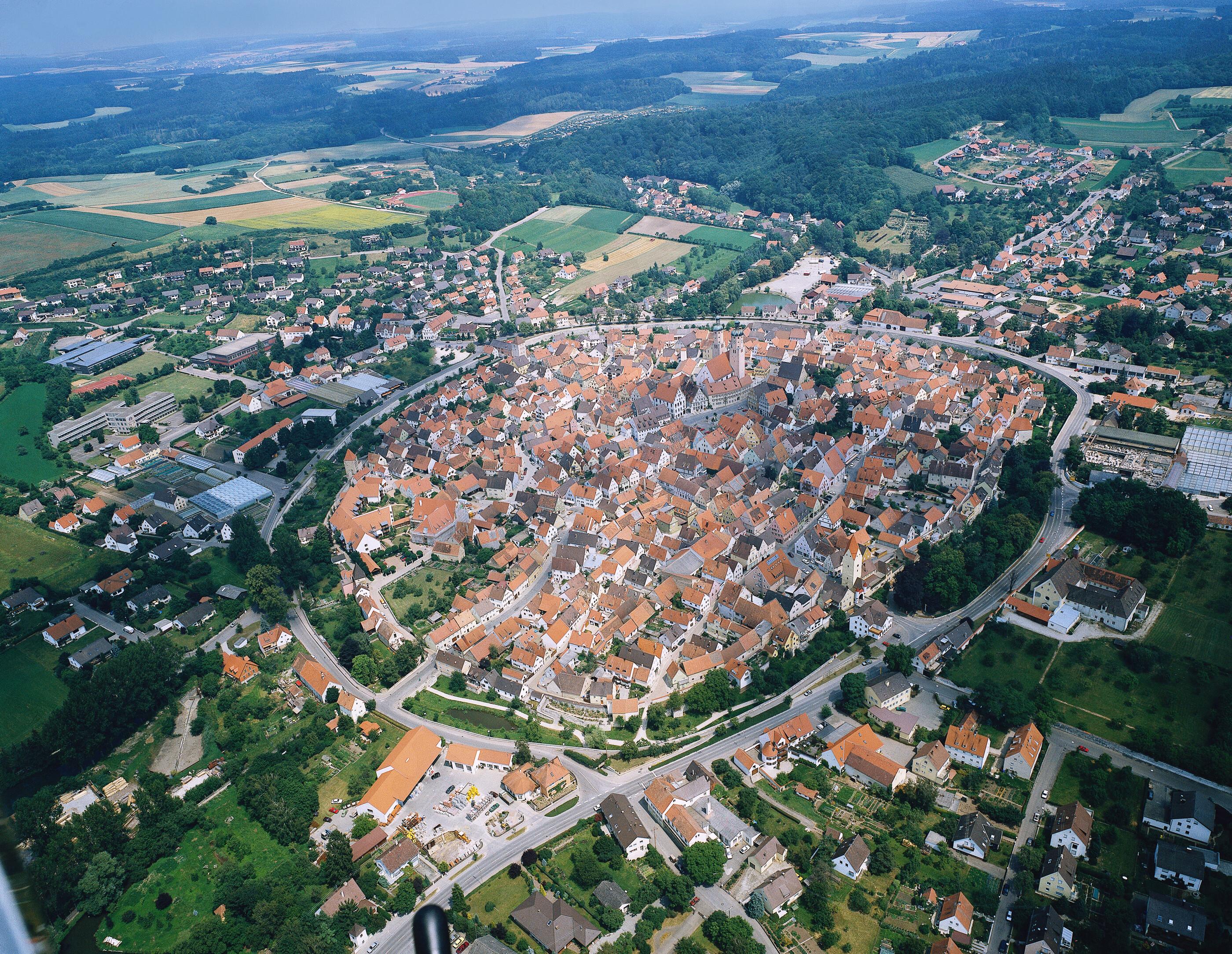 Archivbild: Die Kleinstadt Wemding im Ries aus der Luft fotografiert, Häuser und Straßen von oben.