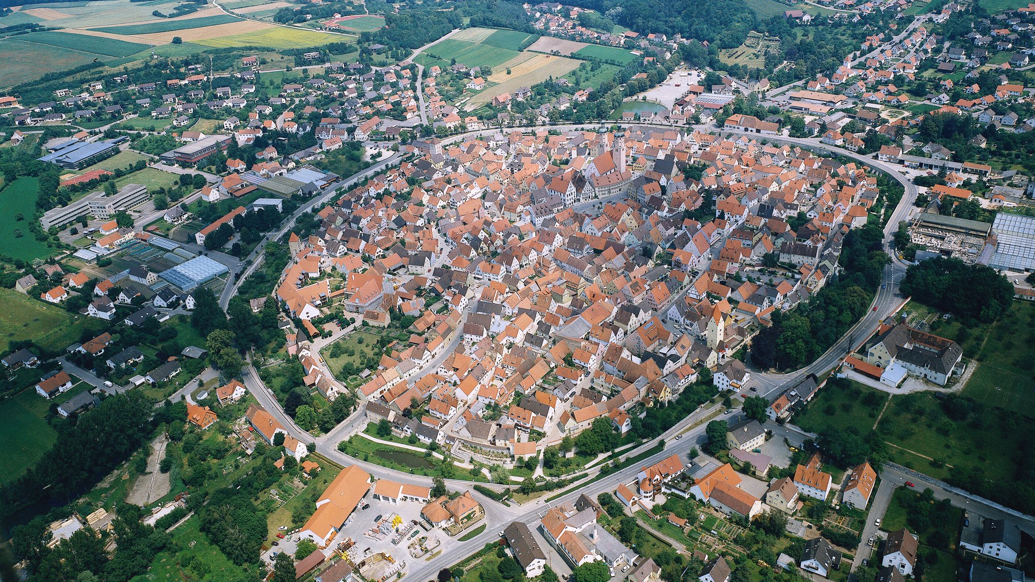 Archivbild: Die Kleinstadt Wemding im Ries aus der Luft fotografiert, Häuser und Straßen von oben.