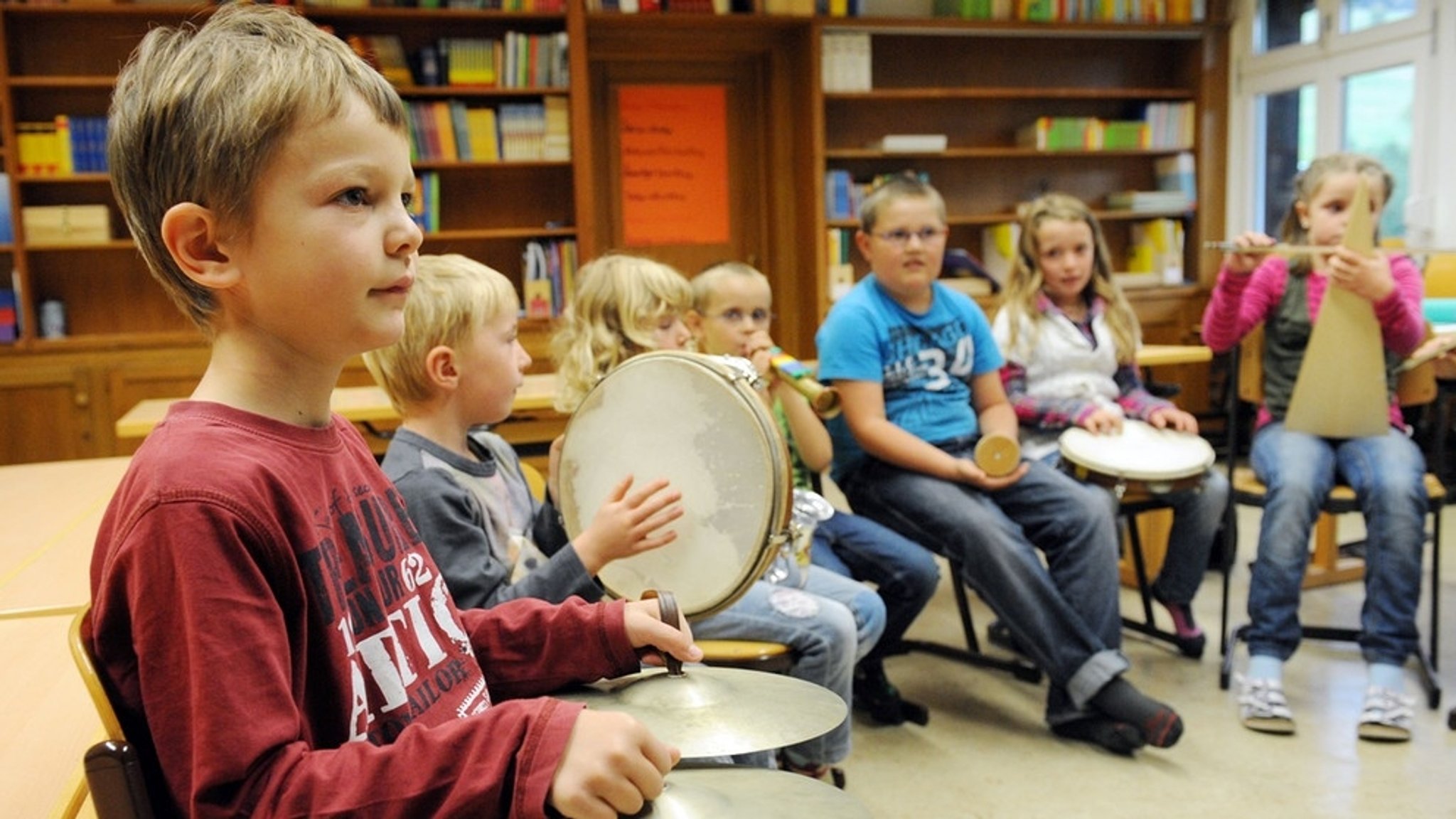 Schülerinnen und Schüler machen Musik