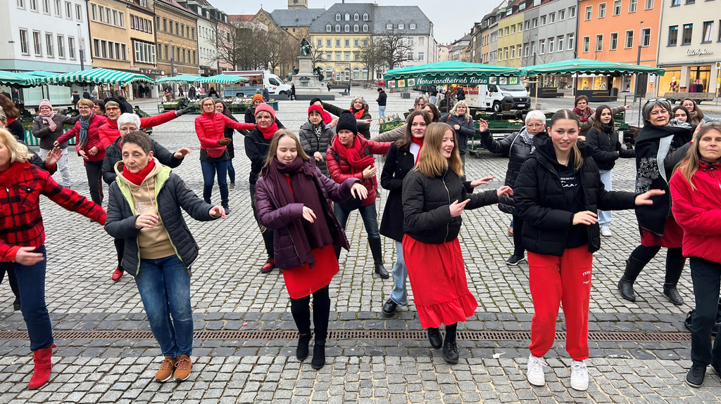 Rund 100 Frauen tanzen in Schweinfurt zur Aktion "One Billion Rising".