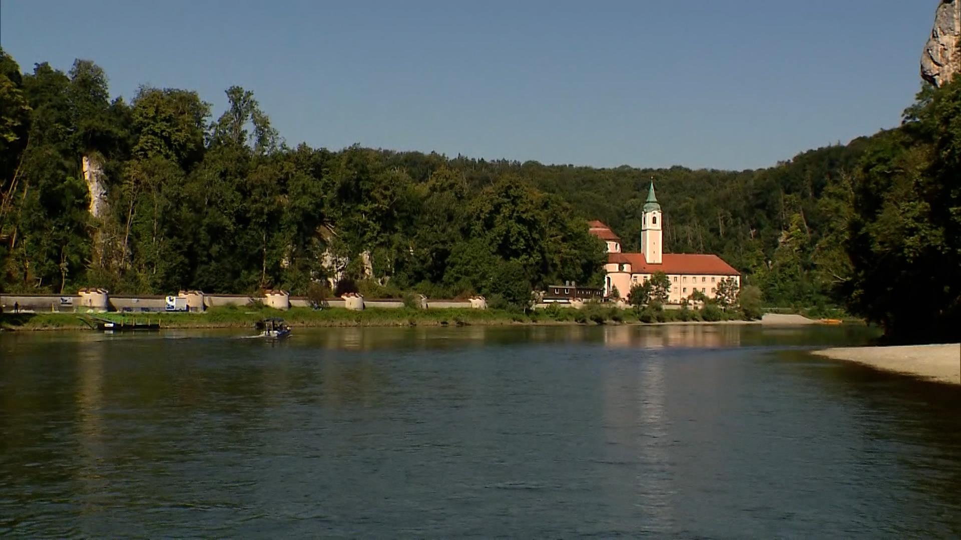 Hochwasserstände der Donau, notiert an einer Mauer im Kloster Weltenburg.