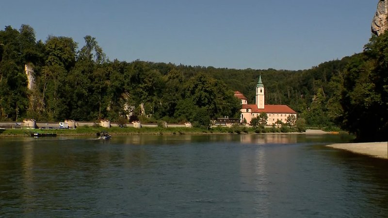 Hochwasserstände der Donau, notiert an einer Mauer im Kloster Weltenburg. | Bild: Bayerischer Rundfunk 2024 Hochwasserstände der Donau, notiert an einer Mauer im Kloster Weltenburg.