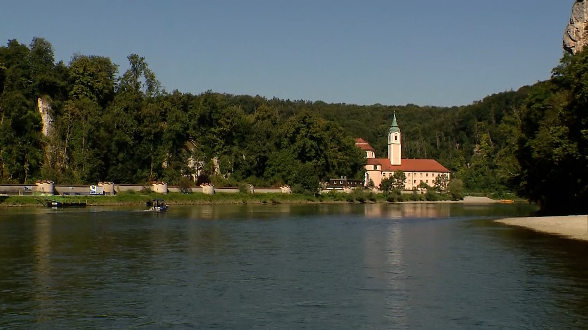 Hochwasserstände der Donau, notiert an einer Mauer im Kloster Weltenburg.