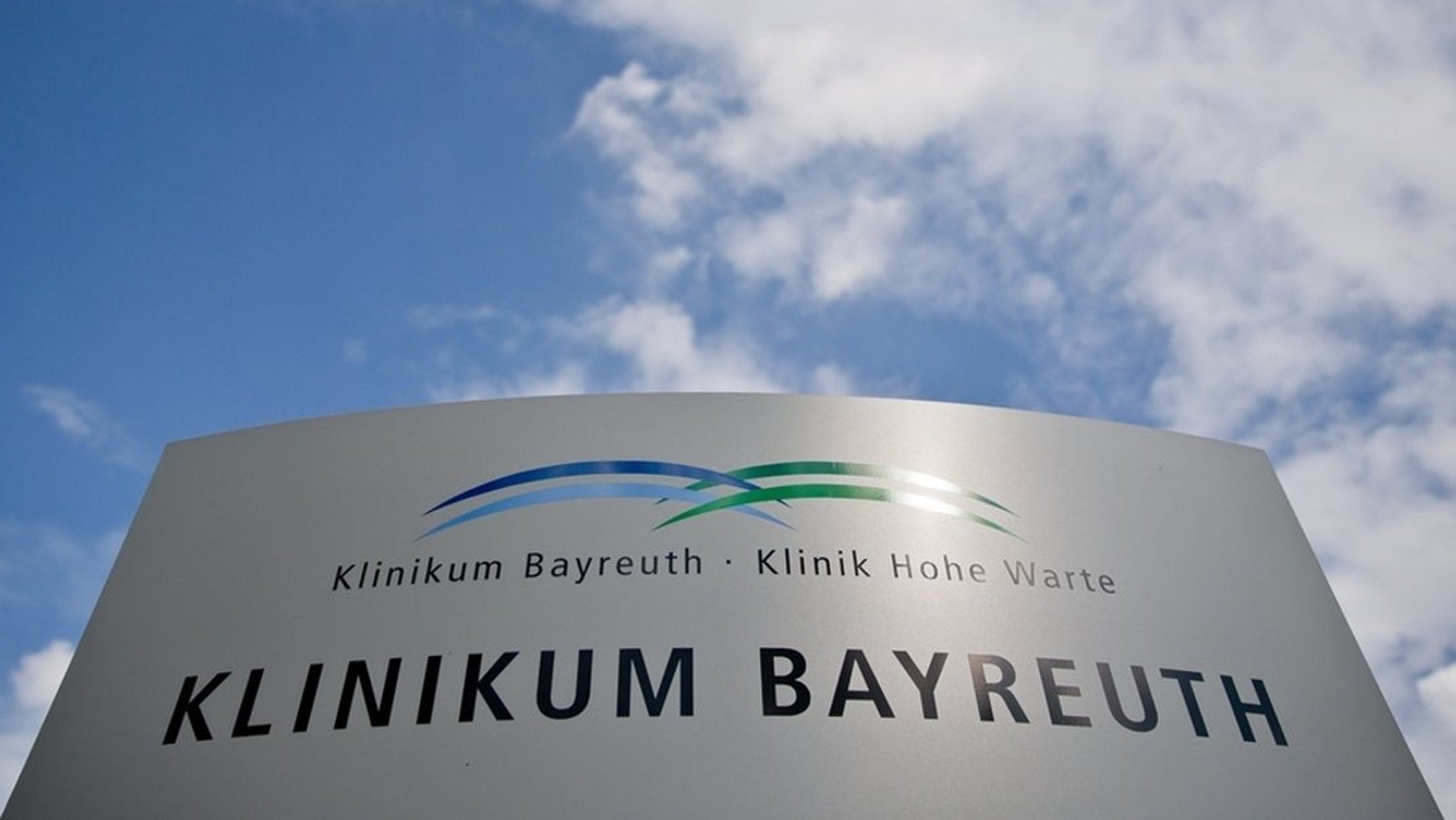 Hinweisschild mit der Aufschrift: Klinikum Bayreuth