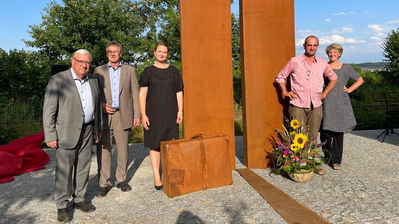 Skulptur und Erinnerungstafeln erinnern an die Geschichte des Bahnhofs Fellheim.