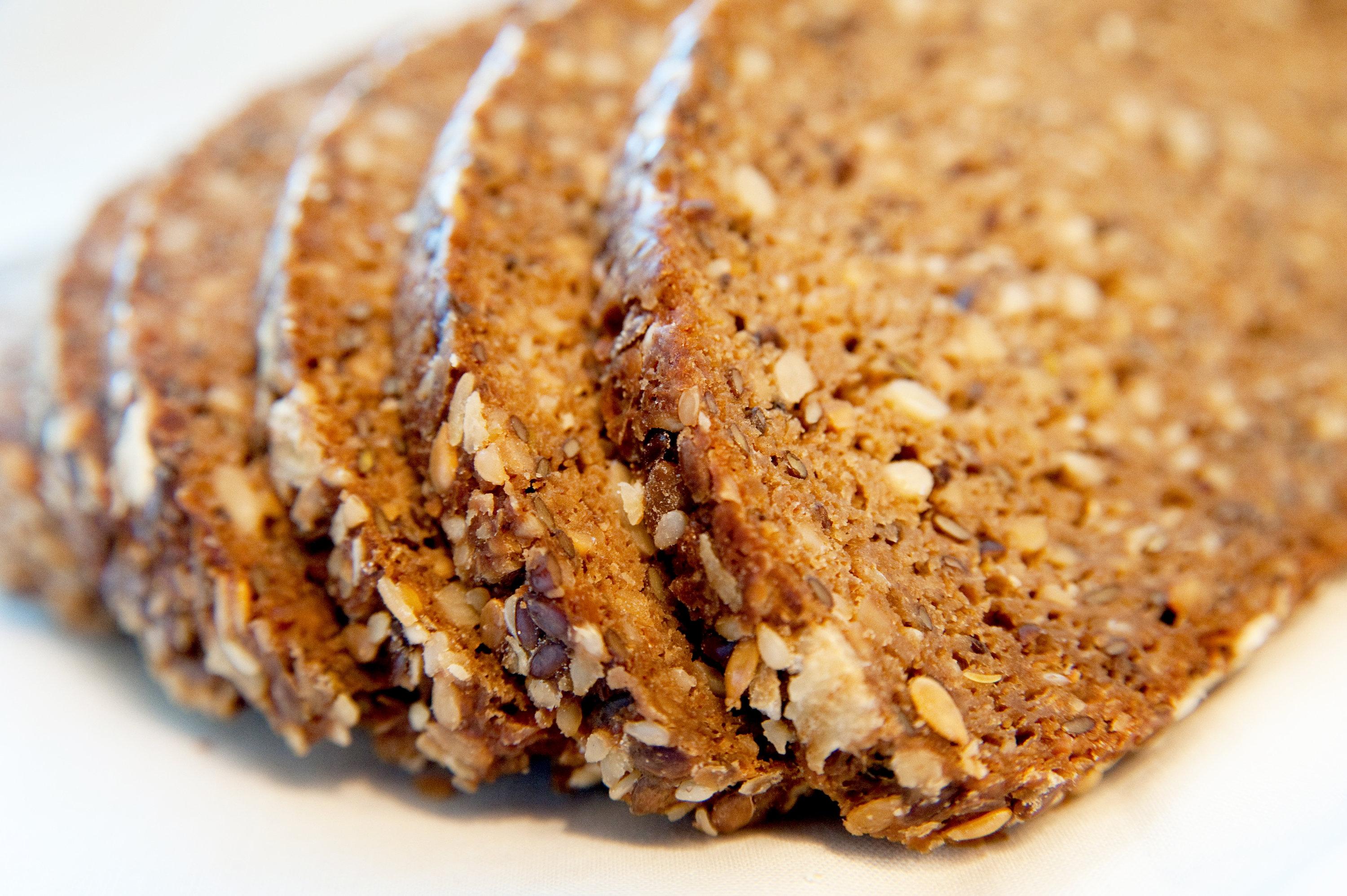 Scheiben von Eiweißbrot liegen nebeneinander. Im Supermarkt gibt es Lebensmittel mit der Aufschrift «High Protein». Durch zusätzliches Eiweiß sollen sie sie gesünder sein. Nur ein Marketing-Trick oder bringt das etwas?
