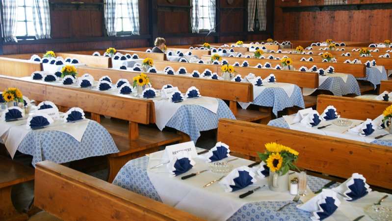 Reservierte Wiesntische in einem Zelt auf dem Oktoberfest | Bild: BR / Natasha Heuse Reservierte Wiesntische in einem Zelt auf dem Oktoberfest