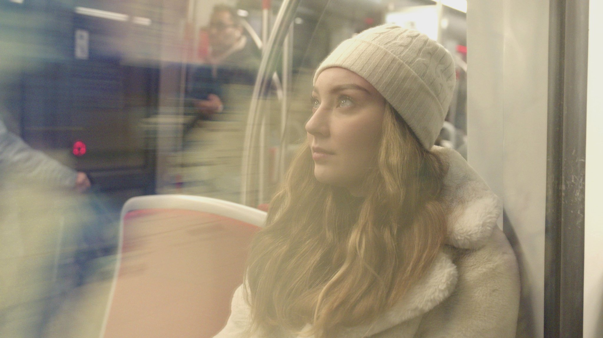 Lena Prytula in der U-Bahn. Sie versteckt ihre Religion in der Öffentlichkeit.