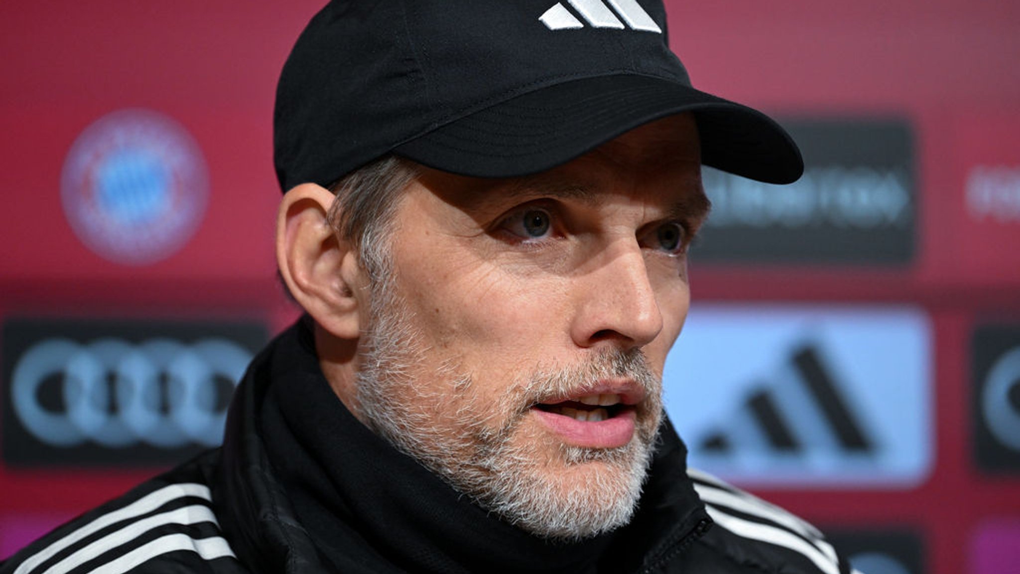 11.11.2023, Bayern, München: Fußball: Bundesliga, Bayern München - 1. FC Heidenheim, 11. Spieltag in der Allianz-Arena. Trainer Thomas Tuchel von München nimmt nach dem Spiel an einer Pressekonferenz teil. Foto: Sven Hoppe/dpa - WICHTIGER HINWEIS: Gemäß den Vorgaben der DFL Deutsche Fußball Liga bzw. des DFB Deutscher Fußball-Bund ist es untersagt, in dem Stadion und/oder vom Spiel angefertigte Fotoaufnahmen in Form von Sequenzbildern und/oder videoähnlichen Fotostrecken zu verwerten bzw. verwerten zu lassen. +++ dpa-Bildfunk +++