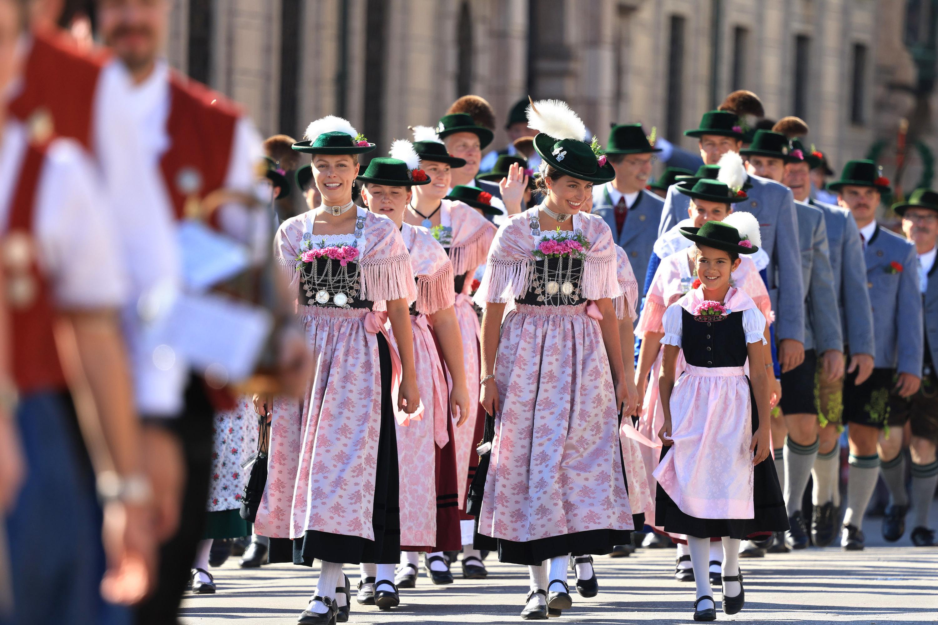 21.09.2025, Bayern, München: Teilnehmer des Trachtenumzuges ziehen durch die Innenstadt. Die Wiesn findet vom 20. September bis 05. Oktober 2025 auf der Münchner Theresienwiese statt. Foto: Karl-Josef Hildenbrand/dpa +++ dpa-Bildfunk +++