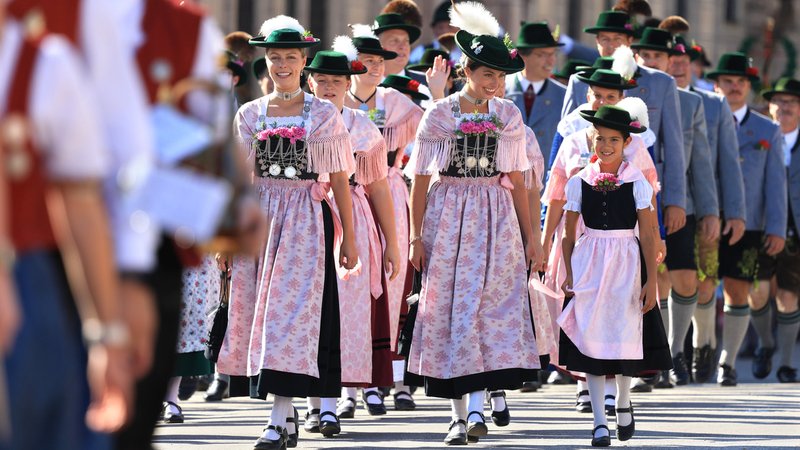 21.09.2025, Bayern, München: Teilnehmer des Trachtenumzuges ziehen durch die Innenstadt. Die Wiesn findet vom 20. September bis 05. Oktober 2025 auf der Münchner Theresienwiese statt. Foto: Karl-Josef Hildenbrand/dpa +++ dpa-Bildfunk +++ | Bild: dpa-Bildfunk/Karl-Josef Hildenbrand 21.09.2025, Bayern, München: Teilnehmer des Trachtenumzuges ziehen durch die Innenstadt. Die Wiesn findet vom 20. September bis 05. Oktober 2025 auf der Münchner Theresienwiese statt. Foto: Karl-Josef Hildenbrand/dpa +++ dpa-Bildfunk +++