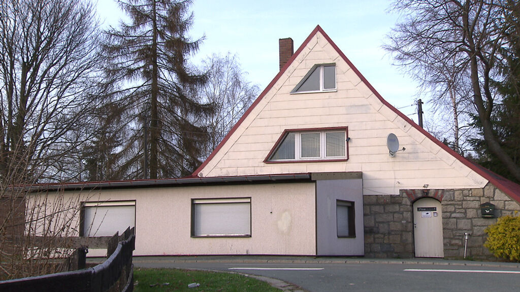Archivbild: Die Immobilie in Oberprex, mit der sich immer wieder Gerichte beschäftigen müssen.r Neonazis weit über die Region hinaus. | Bild: BR/Andrea Kammhuber Archivbild: Die Immobilie in Oberprex, mit der sich immer wieder Gerichte beschäftigen müssen.r Neonazis weit über die Region hinaus.