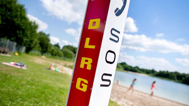 Eine Notrufsäule der DLRG steht an einem Badesee in Niedersachsen. | Bild:dpa-Bildfunk/Hauke-Christian Dittrich
