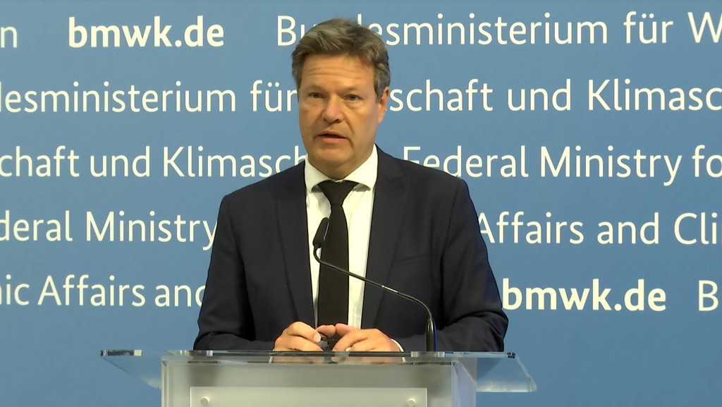 Aufgrund der Minderlieferungen aus Russland ruft Bundeswirtschaftsminister Habeck die Alarmstufe Gas aus. | Bild: BR Aufgrund der Minderlieferungen aus Russland ruft Bundeswirtschaftsminister Habeck die Alarmstufe Gas aus.