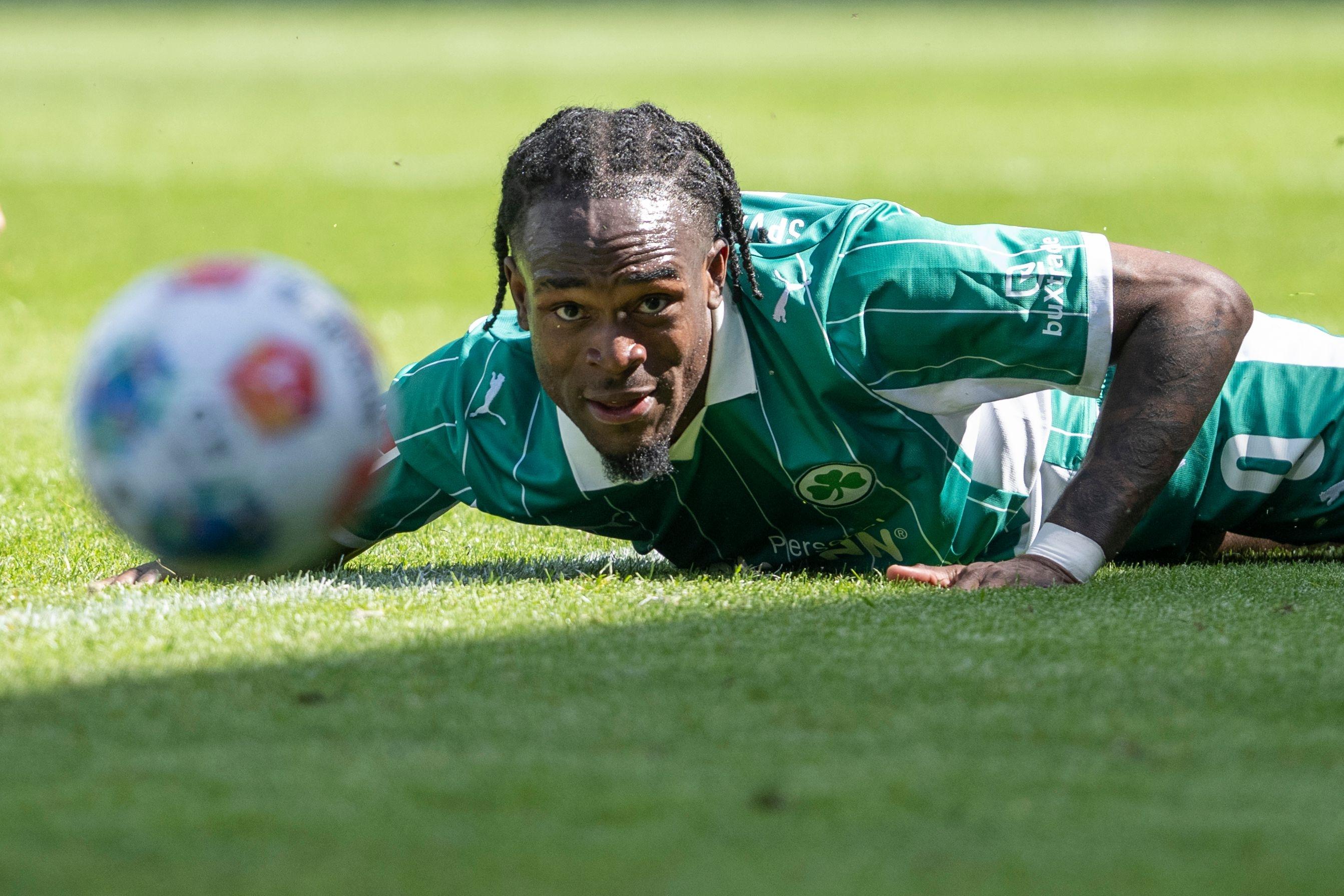 26.04.2026, Nordrhein-Westfalen, Bochum: Fußball, Männer: 2. Bundesliga, VfL Bochum - SpVgg Greuther Fürth, 31. Spieltag, Vonovia Ruhrstadion: Noel Futkeu (SpVgg Greuther Fürth) liegt auf dem Spielfeld. Foto: David Inderlied/dpa - WICHTIGER HINWEIS: Gemäß den Vorgaben der DFL Deutsche Fußball Liga bzw. des DFB Deutscher Fußball-Bund ist es untersagt, in dem Stadion und/oder vom Spiel angefertigte Fotoaufnahmen in Form von Sequenzbildern und/oder videoähnlichen Fotostrecken zu verwerten bzw. verwerten zu lassen. +++ dpa-Bildfunk +++