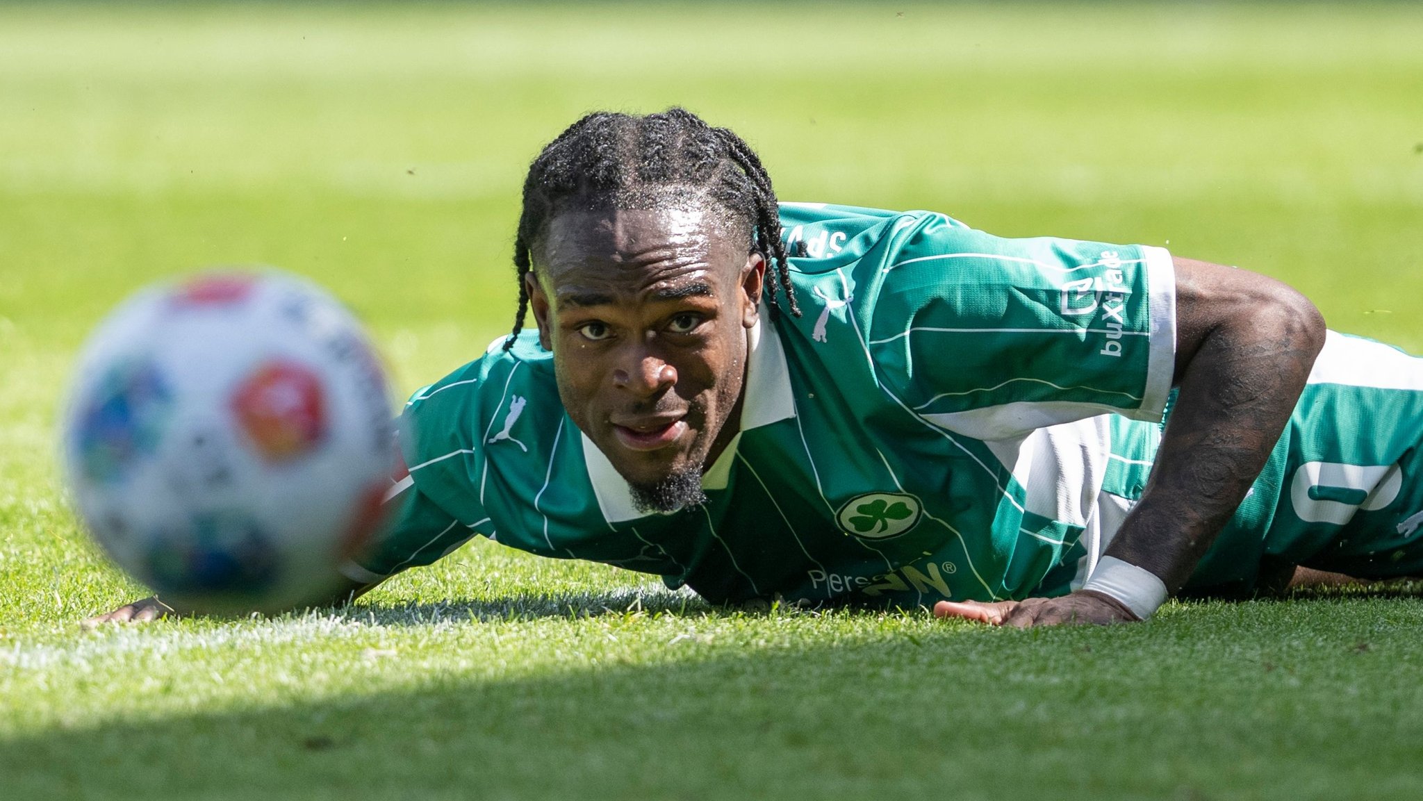 26.04.2026, Nordrhein-Westfalen, Bochum: Fußball, Männer: 2. Bundesliga, VfL Bochum - SpVgg Greuther Fürth, 31. Spieltag, Vonovia Ruhrstadion: Noel Futkeu (SpVgg Greuther Fürth) liegt auf dem Spielfeld. Foto: David Inderlied/dpa - WICHTIGER HINWEIS: Gemäß den Vorgaben der DFL Deutsche Fußball Liga bzw. des DFB Deutscher Fußball-Bund ist es untersagt, in dem Stadion und/oder vom Spiel angefertigte Fotoaufnahmen in Form von Sequenzbildern und/oder videoähnlichen Fotostrecken zu verwerten bzw. verwerten zu lassen. +++ dpa-Bildfunk +++