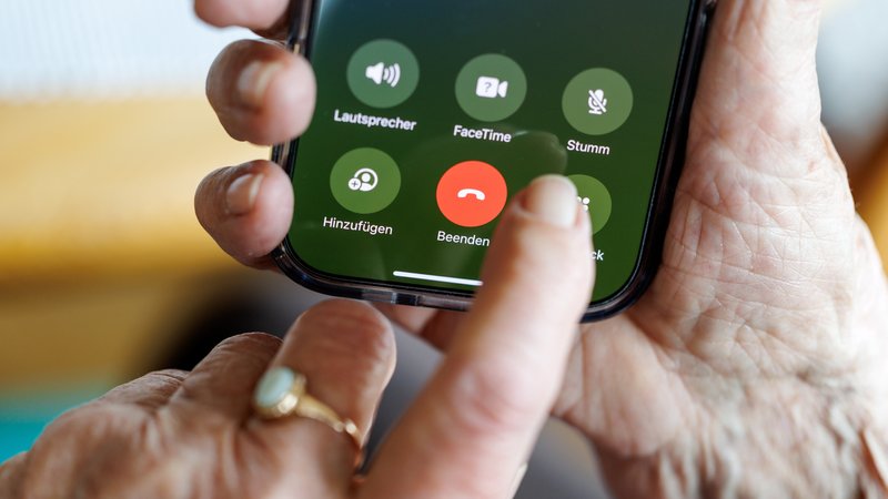 (Symbolbild) Eine Seniorin hält ein Smartphone in der Hand. | Bild: picture alliance / dpa | Matthias Balk (Symbolbild) Eine Seniorin hält ein Smartphone in der Hand.