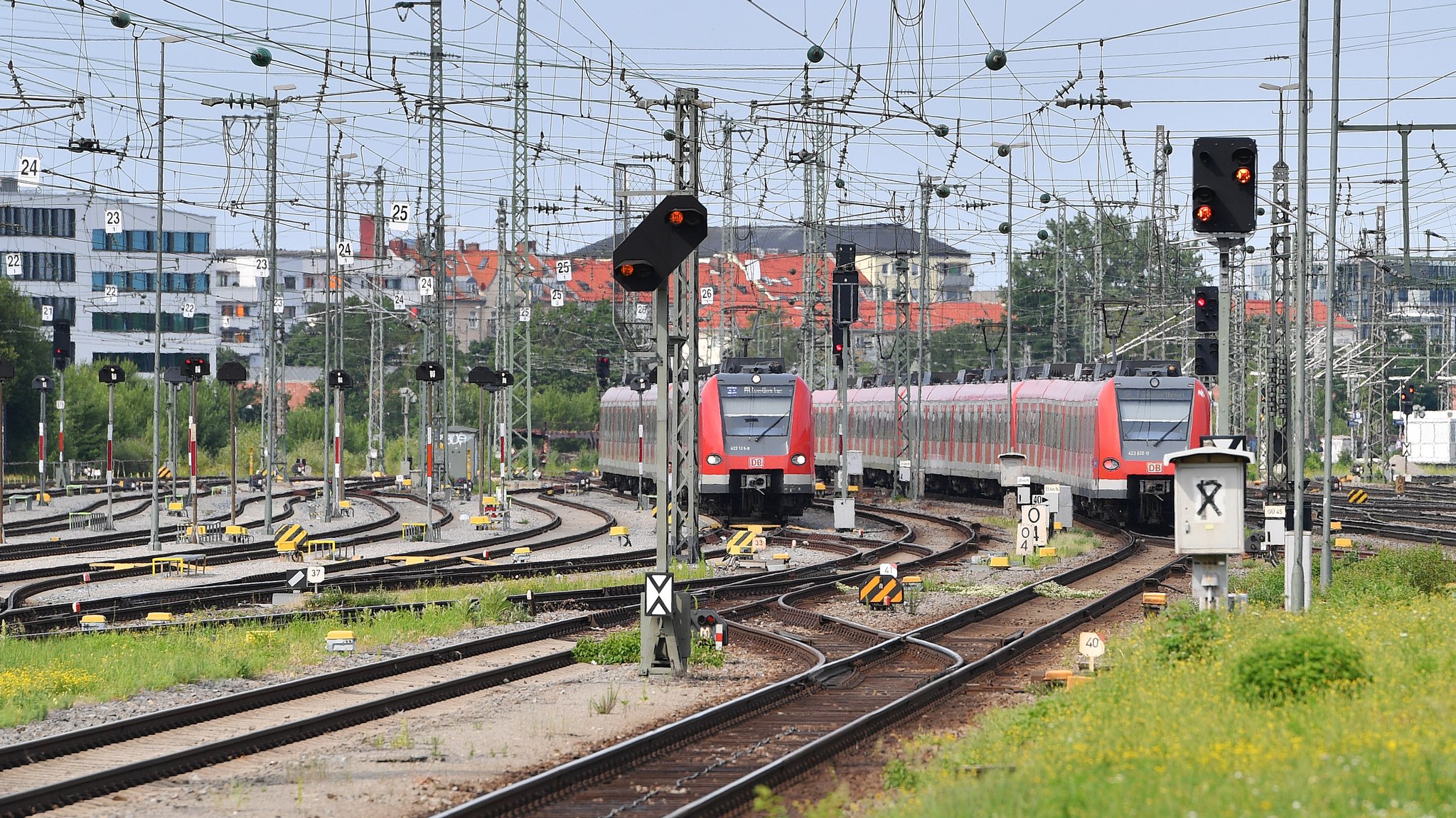 Einfahrende S-Bahn am Ostbahnhof in München (Symbolbild)