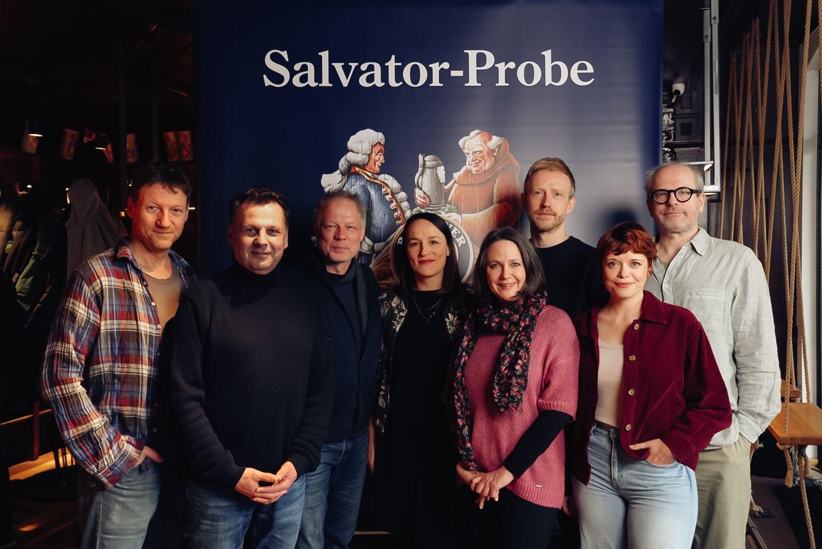 Die Darstellerinnen und Darsteller des diesjährigen Singspiels auf dem Nockherberg