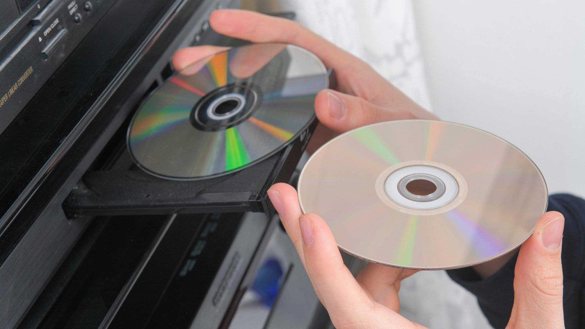 (Symbolbild) Eine CD wird in ein Laufwerk eingelegt.