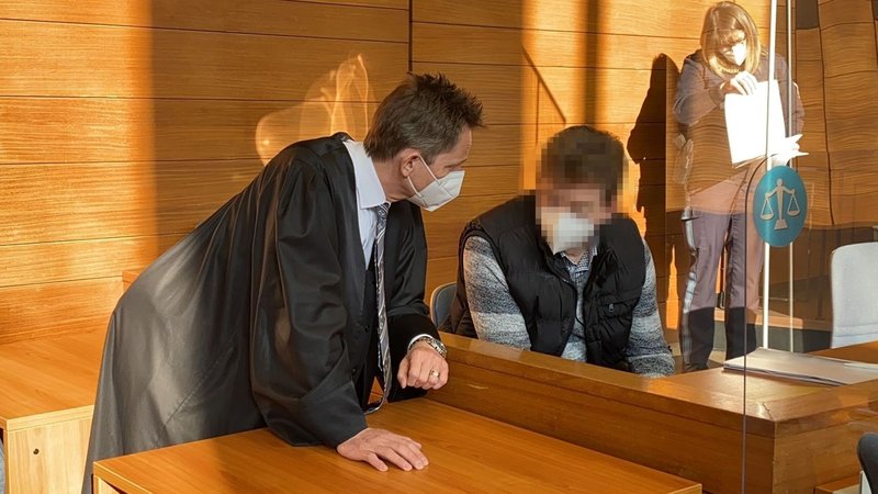 Angeklagter mit seinem Anwalt auf der Anklagebank