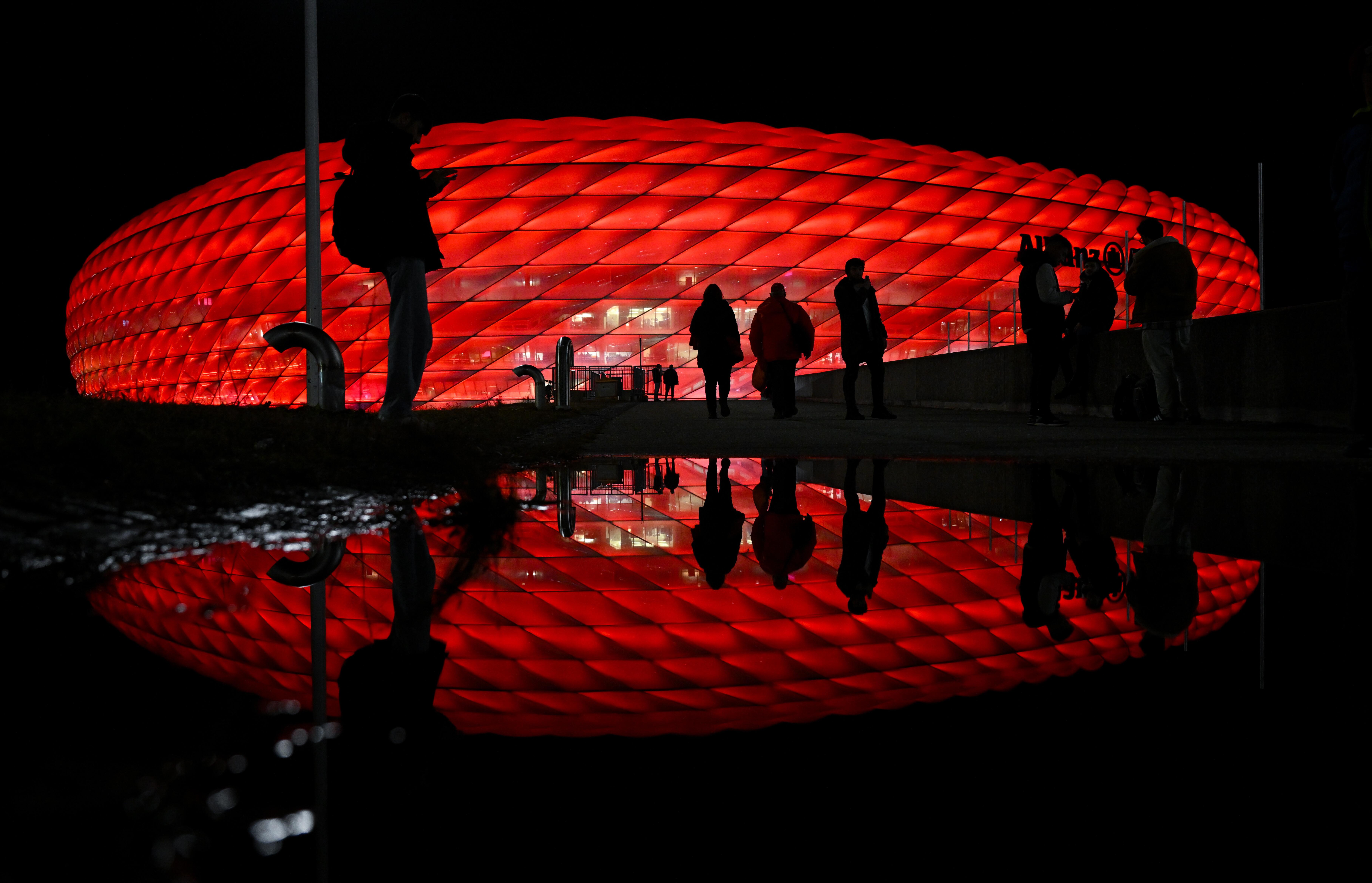 Archivbild: Fans gehen ins Münchner Stadion