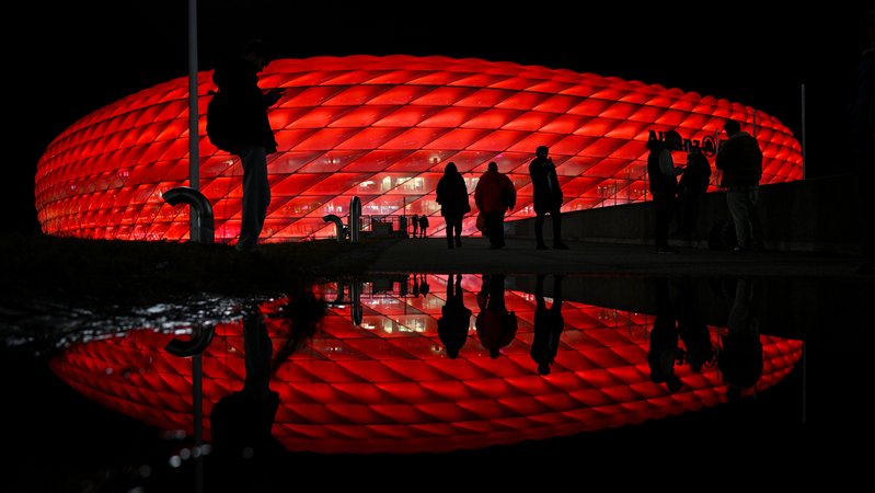 Archivbild: Fans gehen ins Münchner Stadion | Bild: picture alliance/dpa | Sven Hoppe Archivbild: Fans gehen ins Münchner Stadion