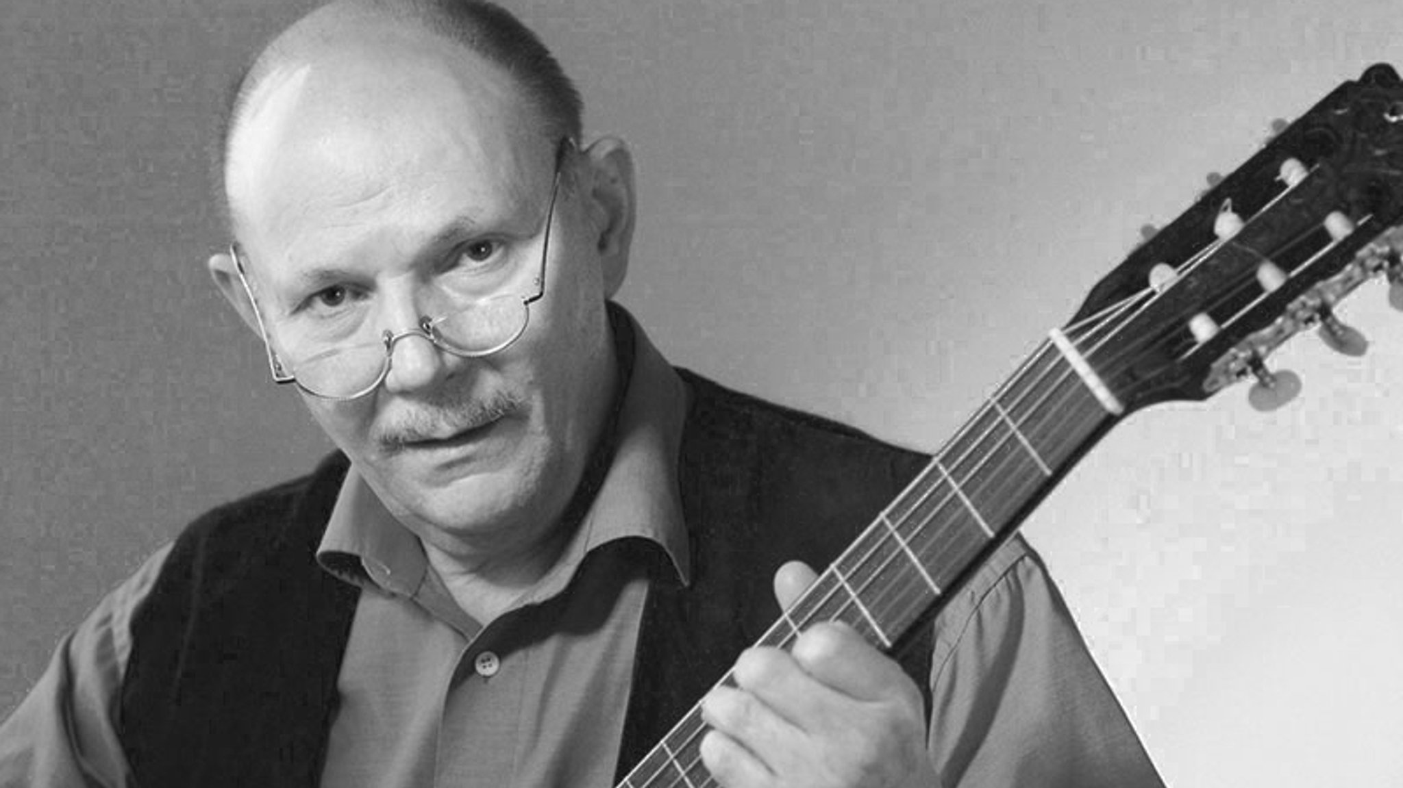 Günter Stössel mit Gitarre