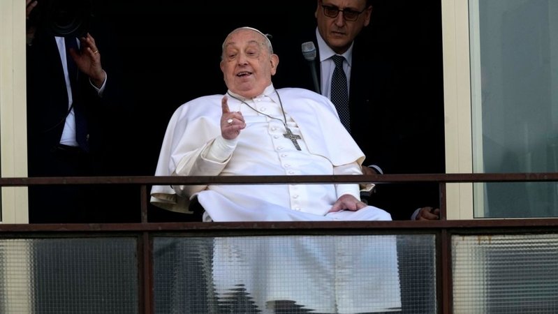 rster öffentlicher Auftritt von Papst Franziskus nach seinem Krankenhausaufenthalt | Bild: dpa-Bildfunk/Domenico Stinellis rster öffentlicher Auftritt von Papst Franziskus nach seinem Krankenhausaufenthalt