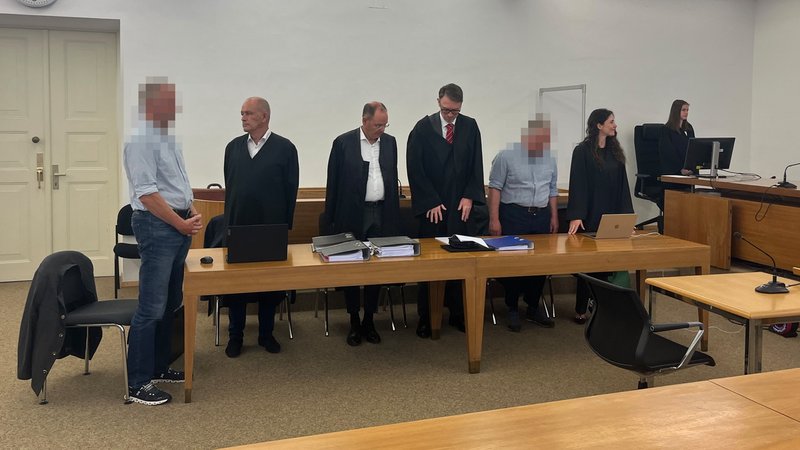 Die Angeklagten mit ihren Verteidigern im Gerichtssaal | Bild: BR/Katharina Reichart Die Angeklagten mit ihren Verteidigern im Gerichtssaal