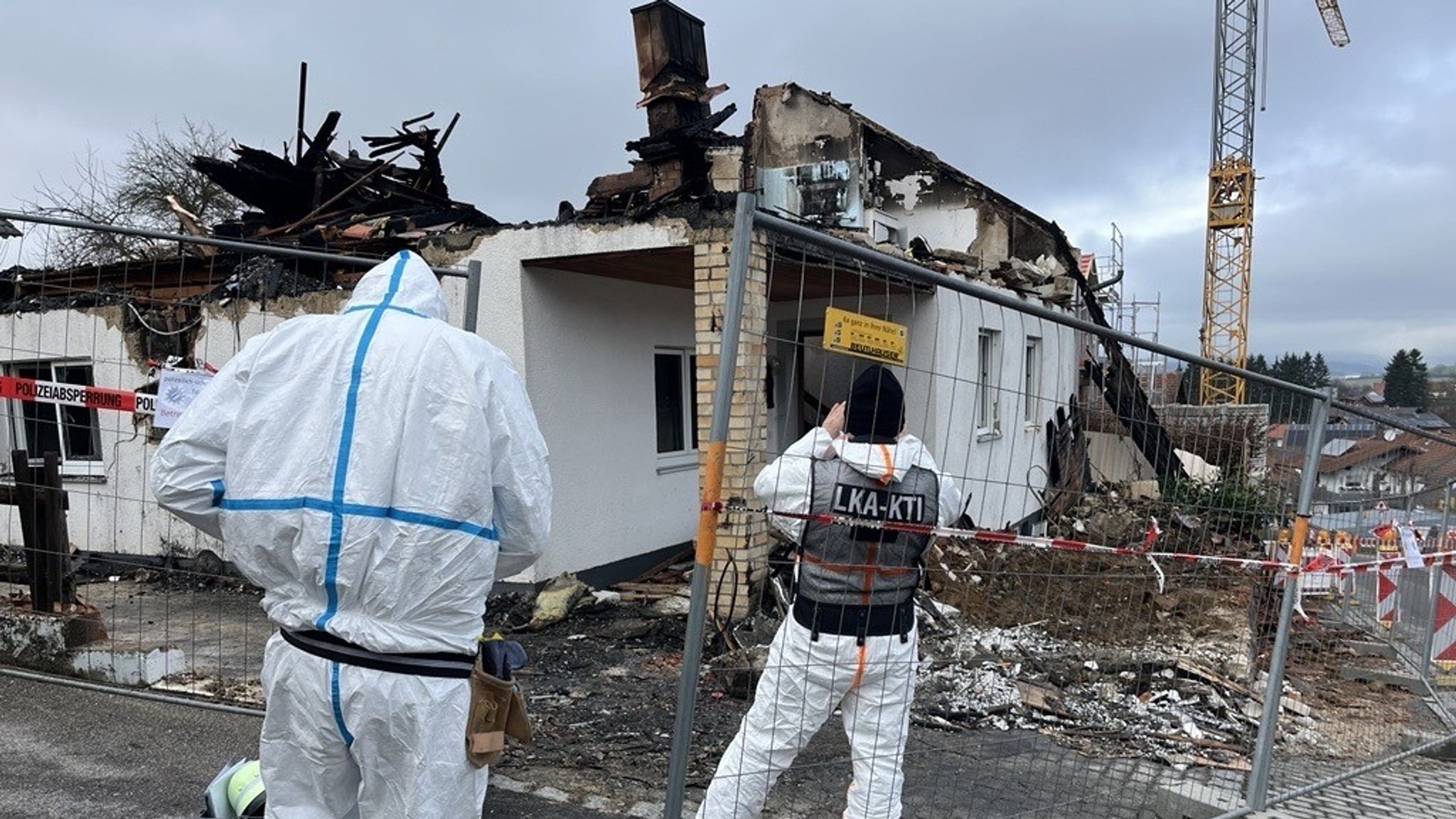 Brandermittler der Kripo Regensburg suchen in der Ruine nach Spuren für den Auslöser der Explosion | Bild: Bildrechte: BR/Konstantin König Brandermittler der Kripo Regensburg suchen in der Ruine nach Spuren für den Auslöser der Explosion
