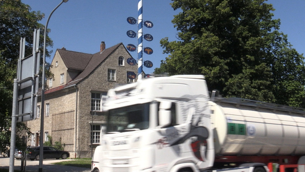 Laster vor Maibaum und Rathaus in Brannenburg
