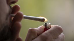 Ein Mann zündet einen Joint an. | Bild:dpa-Bildfunk/Hannes P Albert